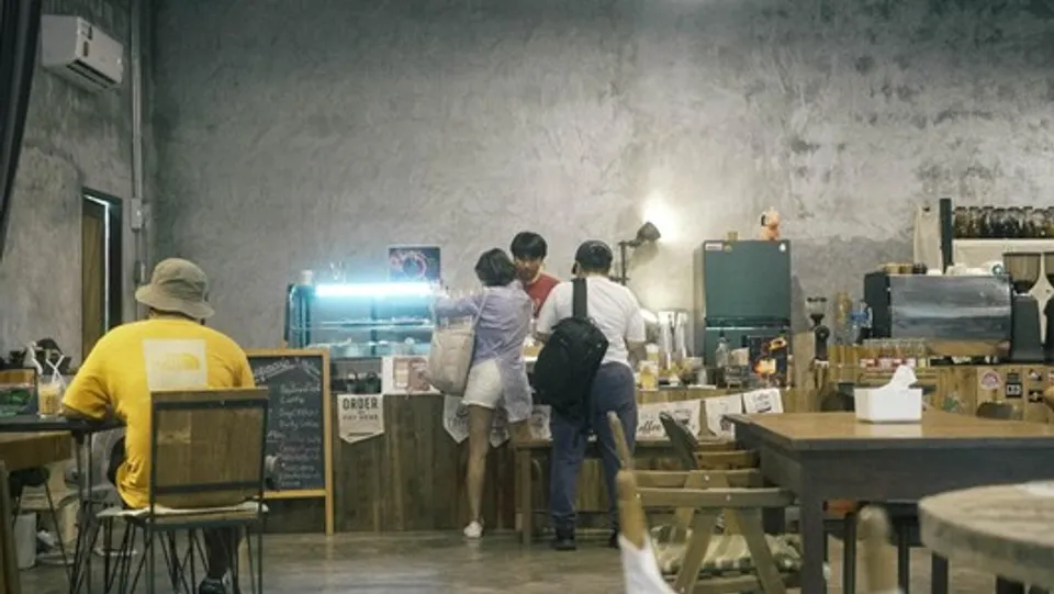 Solar panel installation at คาเฟ่สีเขียว ของคนรุ่นใหม่ ใช้โซลาร์เซลล์ ลดต้นทุน แถมช่วยโลก!!!